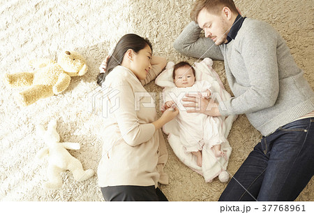 赤ちゃん 新生児 外国人 かわいいの写真素材