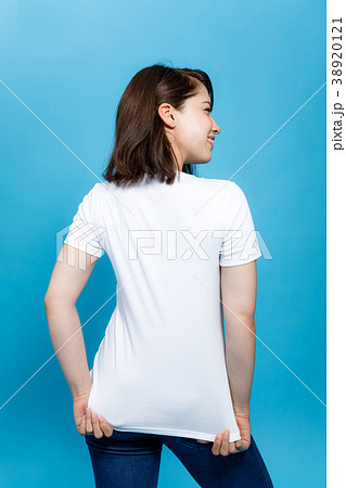女性 人物 Tシャツ 背中の写真素材