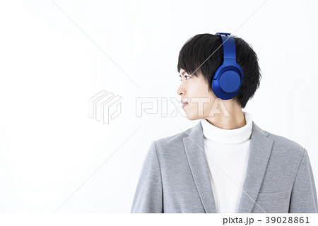 男性 人物 ヘッドフォン 聴くの写真素材