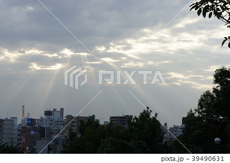 雲間 光 さす 射すの写真素材