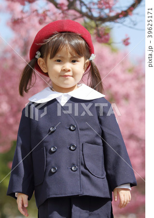 ベレー帽 幼稚園 幼稚園児 制服の写真素材 - PIXTA