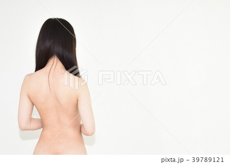 女性 後ろ姿 ヌード 若い 美しい きれい 背中の写真素材