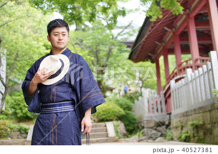 浴衣 男性 新緑 帽子の写真素材