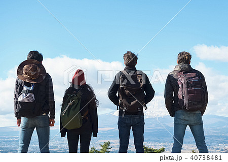 外国人 4人 トレッキング 後ろ姿の写真素材