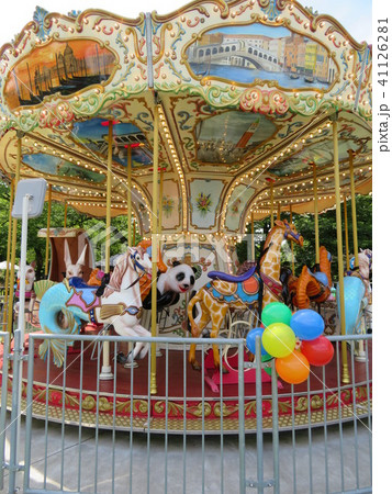 メリーゴーランド うさぎ 遊園地 乗り物の写真素材