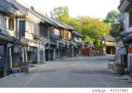 商家 江戸時代 町並み 桶の写真素材