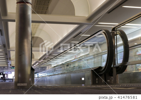 動く歩道 羽田空港 東京国際空港 水平型エスカレーターの写真素材