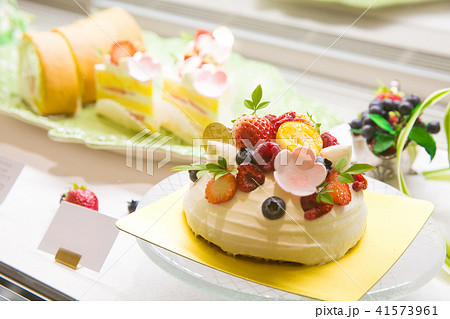 カフェ お菓子 ケーキ ディスプレイの写真素材