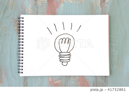スケッチブック 画用紙 電球 豆電球の写真素材