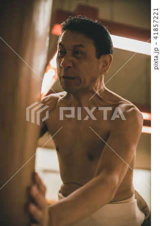 相撲 鉄砲 稽古 男性の写真素材