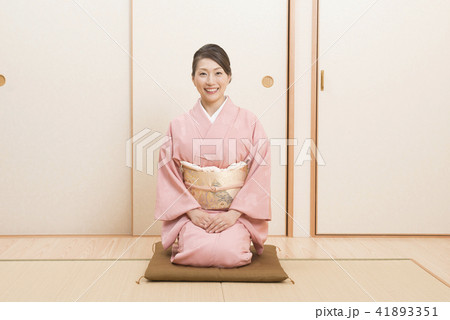 座り方 正座 笑顔の写真素材