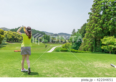 女性 ゴルフ ゴルファー 後ろ姿の写真素材