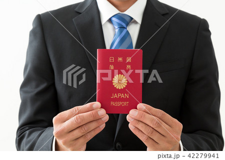 パスポート 手元 赤 赤色の写真素材