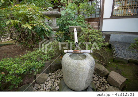 庭 庭園 日本庭園 敷石 和 つくばい 手水鉢 和風庭園の写真素材