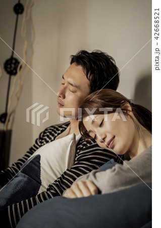 寄り添う 寄りかかる 肩 愛情の写真素材