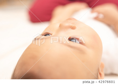 子供 顔 赤ちゃん ドアップの写真素材