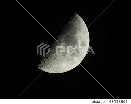上弦の月の写真素材