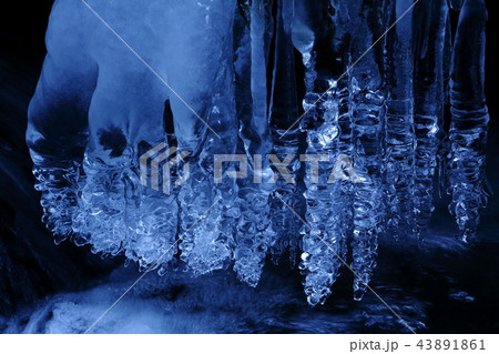 氷麗 氷柱 水面の写真素材