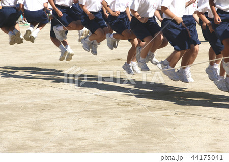 運動会 体育祭 中学生 大縄跳びの写真素材