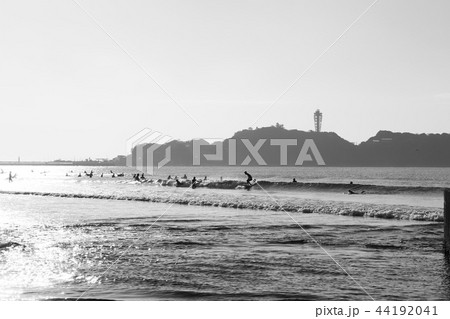 砂浜 波 モノクロ 鎌倉の写真素材