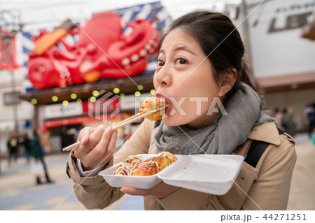 女の子 たこ焼き 食べるの写真素材