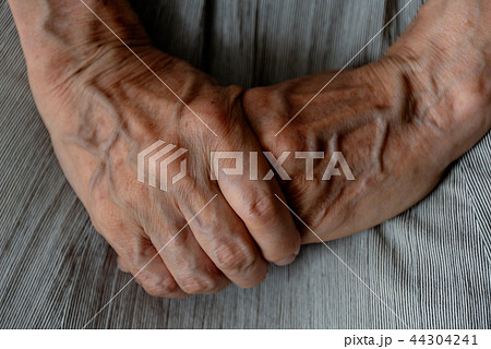 握りしめる 手の写真素材