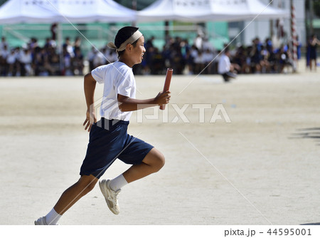 体育祭 リレー 運動会 中学の写真素材