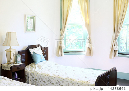 寝室 ベッド 洋風 洋館の写真素材