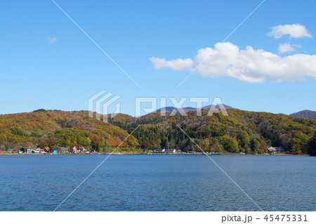 野尻湖 紅葉 風景 湖の写真素材