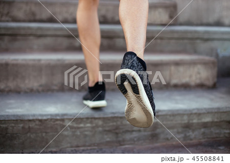 階段 靴 シューズ 登るの写真素材