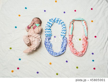 100日祝い 赤ちゃん 乳児 寝相アートの写真素材