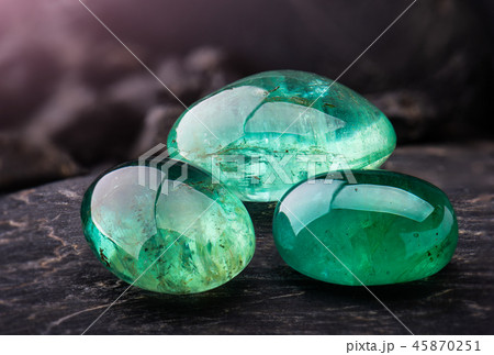 エメラルド グリーン 緑色 宝石の写真素材