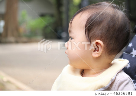 女の子 子供 赤ちゃん 横顔の写真素材