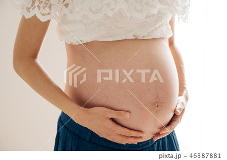 女性 妊婦 妊娠 お腹の写真素材