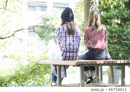 女性 座る 後姿 ベンチの写真素材 Pixta