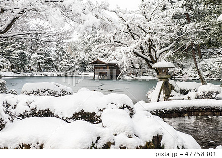 雪景色 日本庭園 雪化粧 冬の写真素材