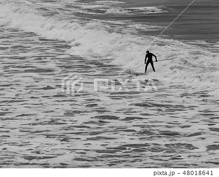 サーフィン 波乗り 海 白黒の写真素材