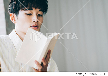 男性 本 読む 読書の写真素材