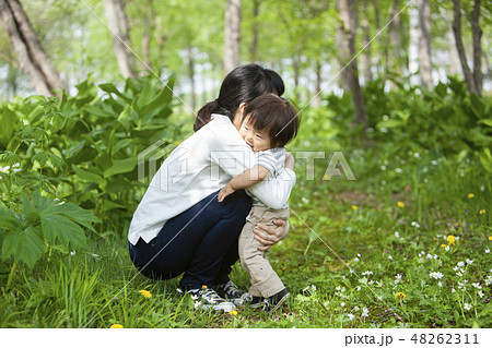 子供 男の子 全身 抱きしめるの写真素材