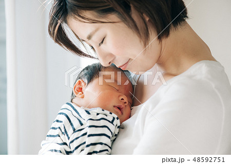 新生児 横顔 赤ちゃん 寝顔の写真素材