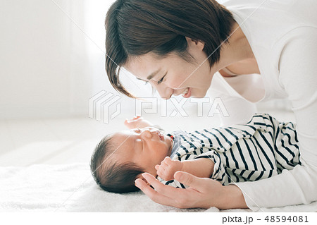 新生児 横顔 赤ちゃん 寝顔の写真素材