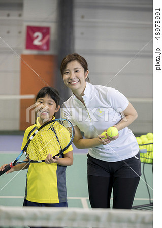 テニス 教える コーチ 生徒の写真素材