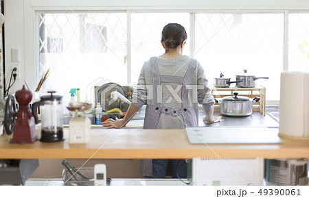 女性 料理 後姿 主婦の写真素材