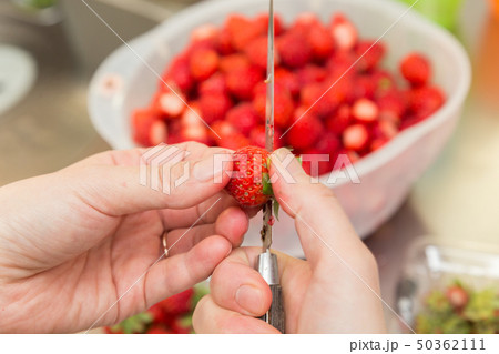 包丁を持つ手の写真素材