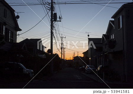 夕焼け 帰り道 電線の写真素材