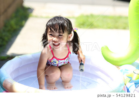 水遊び 幼児 女の子の写真素材