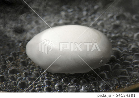 ゆで卵 沸騰 茹で卵 茹でるの写真素材