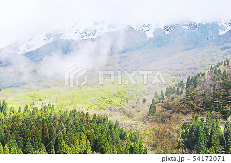 大山 道路 山 雪のイラスト素材 Pixta