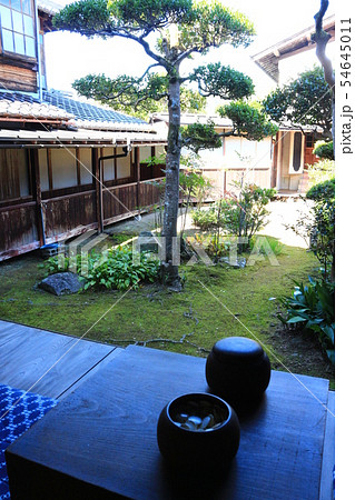縁側廊下 縁側 日本家屋 庭木の写真素材