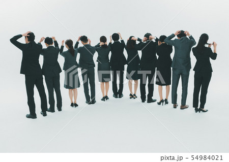 男性 後ろ姿 髪 触るの写真素材